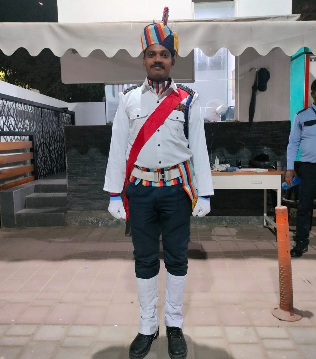 Difesa Security guard saluting in uniform